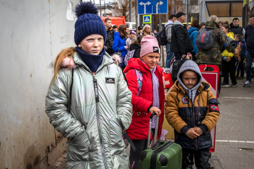 Las personas que huyen de la ciudad de Mykolaiv, fuertemente bombardeada, pasan por Lviv, en el oeste de Ucrania, de camino a Polonia.