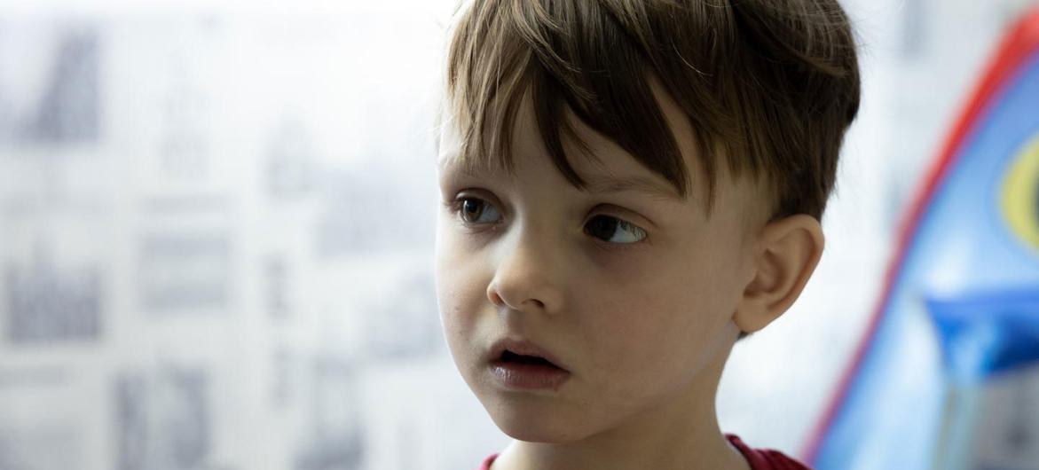 Arthur, un niño de cinco años de Mariupol (Ucrania), sigue teniendo cicatrices tras sobrevivir al hambre y a los bombardeos de su ciudad natal.