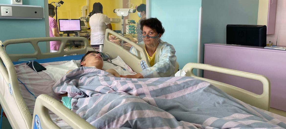 En un hospital del oeste de Ucrania, los médicos lograron extraer un fragmento de metralla de cuatro centímetros de largo y salvar la vida de un niño de 13 años que resultó gravemente herido por un bombardeo en el este del país.