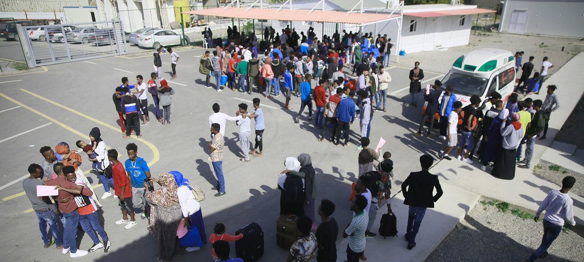 Los refugiados de Somalia, Siria y Eritrea que fueron  liberados de los centros de detención en Libia, pasan por el procedimiento de evacuación con el personal del Centro de Acogida y Partida del ACNUR en Trípoli, Libia.