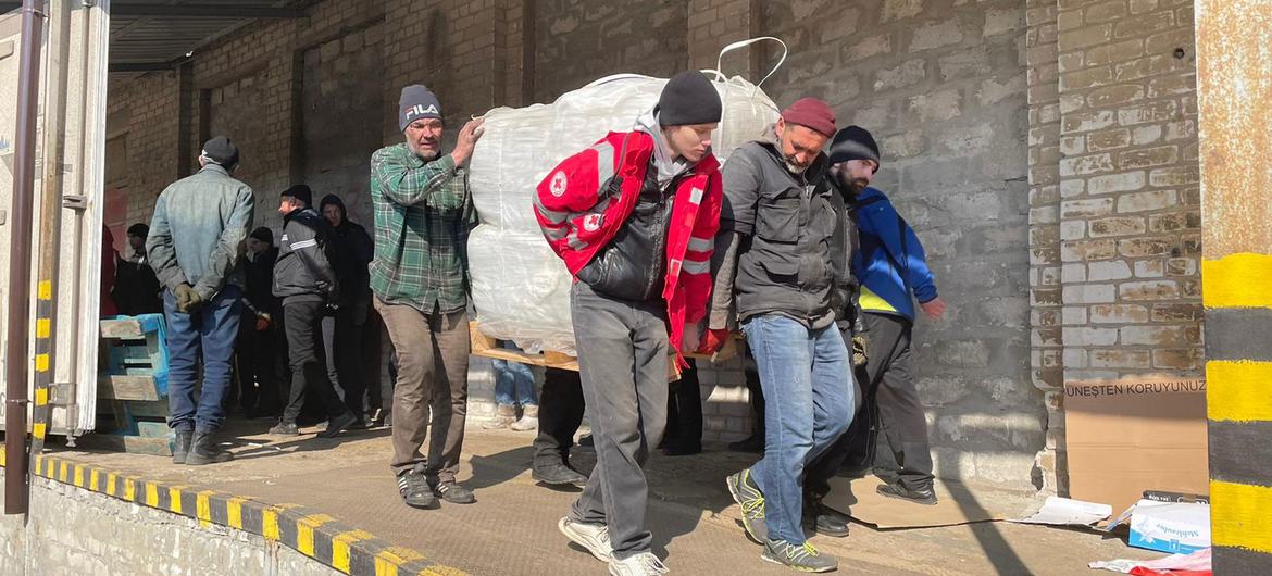 Trabajadores humanitarios preparándose para entregar ayuda de la ONU y de los socios humanitarios en Sievierodonetsk, Ucrania.