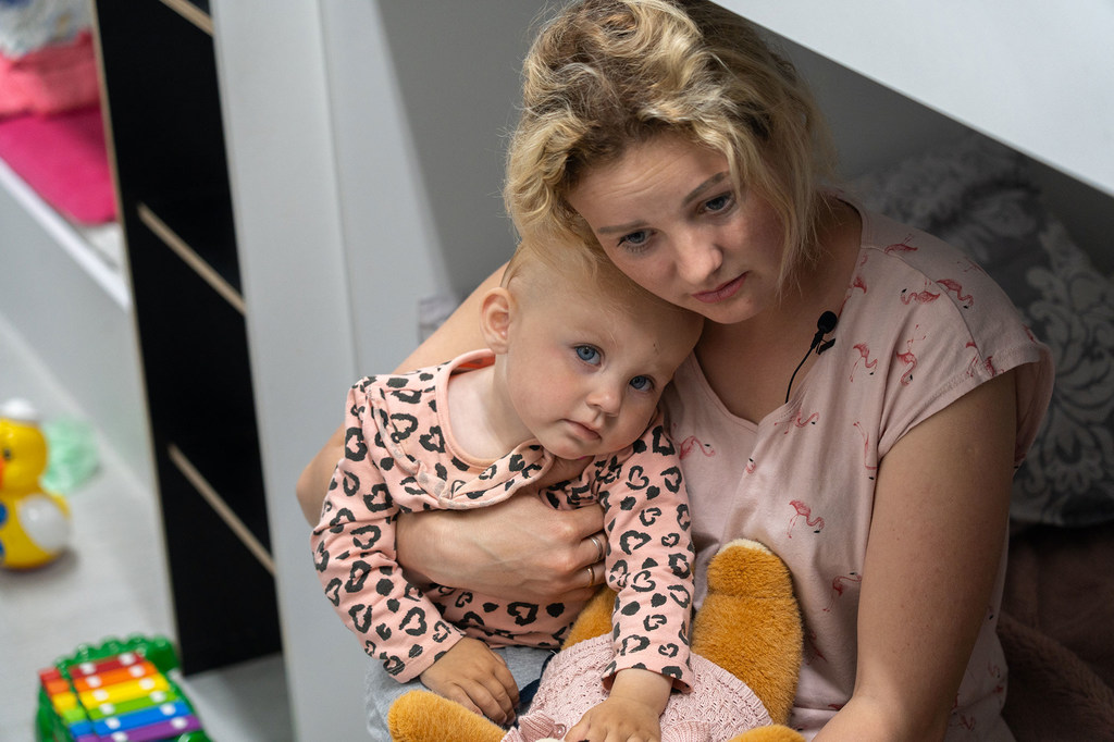 Una madre y su hijo viven en un centro de refugiados de Lviv tras verse obligados a huir de la violencia en Zaporizhska (Ucrania).