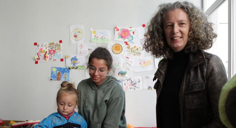 La Coordinadora Residente y de Asuntos Humanitarios de las Naciones Unidas, Denise Brown, se reúne con dos habitantes de la ciudad de Mykolayiv, en el sur de Ucrania.