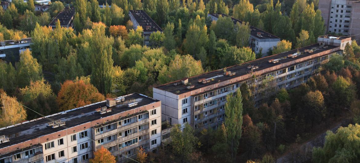 Edificios abandonados en Pripyat, a dos kilómetros de Chernobyl, Ucrania.