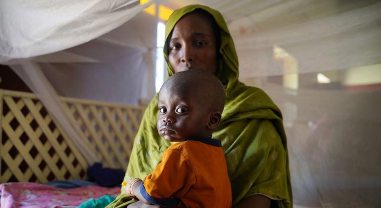 Una madre lleva a su hijo enfermo a un centro de salud apoyado por UNICEF en el norte de Darfur, durante el actual conflicto en Sudán.