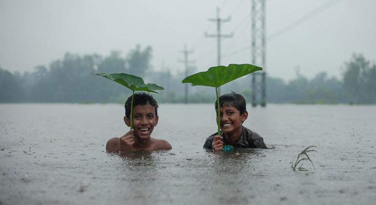 Las lluvias de temporada provocan regularmente inundaciones en Chittagong, Bangladesh.