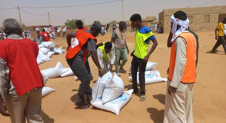 Los alimentos se distribuyen en Omdurman, cerca de la capital sudanesa, Jartum.