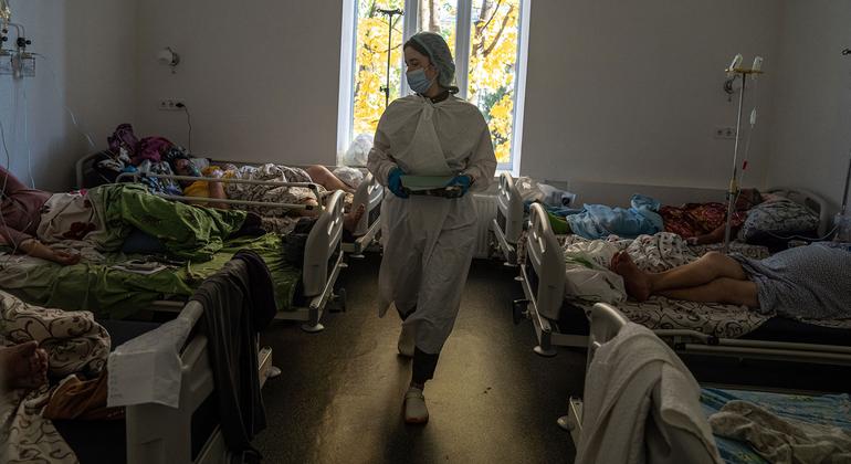 Pacientes reciben tratamiento contra el COVID-19 en un hospital de Kramatorsk (Ucrania).