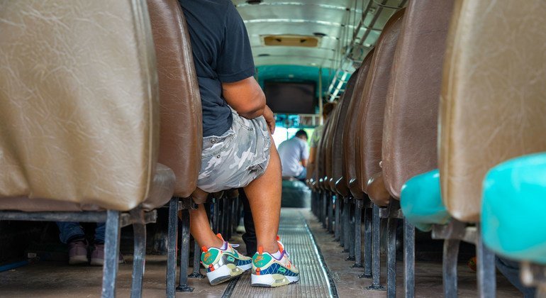 Un migrante sentado en una caravana en Honduras, cerca de la frontera de Corinto con Guatemala.