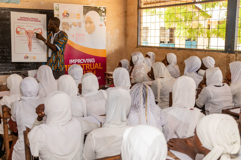 Las escolares de Gambia aprenden sobre salud reproductiva y menstrual.