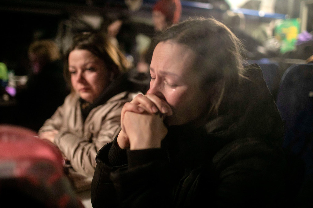 Una residente de Kiev espera para salir de la ciudad con su familia, en dirección a Lviv.