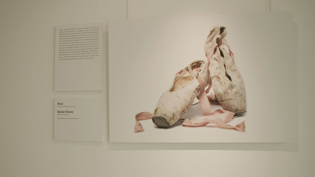 Una muestra en la exposición Historias de Supervivencia y Recuerdo en la sede de la ONU. Las zapatillas de punta "Sarajevo" pertenecieron a Mela, que vivió la guerra de Bosnia.