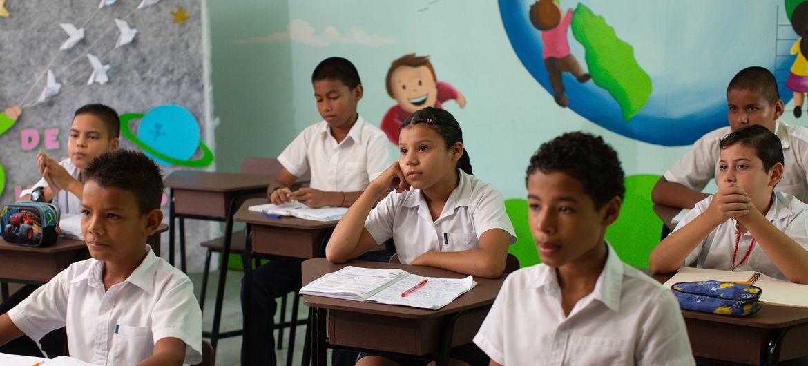 Provincia Limón en Costa Rica. 16 de junio de 2023. La escuela Vega del Río Palacios tiene una población de 50 alumnos. Los que viven más cerca de la escuela pueden ir andando. Otros tienen que recorrer varios kilómetros en bicicleta o a caballo desde la…